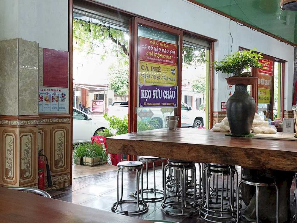 Không gian trong quán bánh cuốn Linh Chi